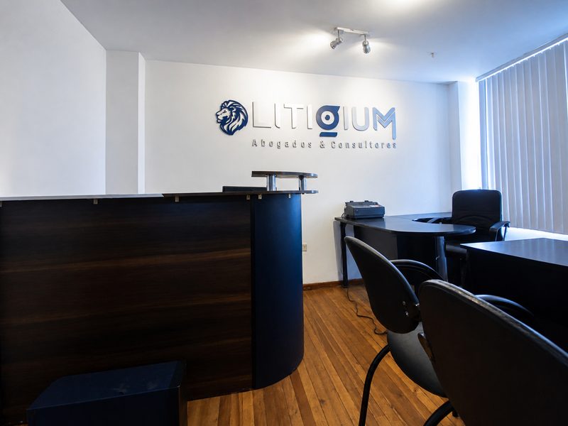 Recepción del estudio, con el logotipo de Litigium en la pared